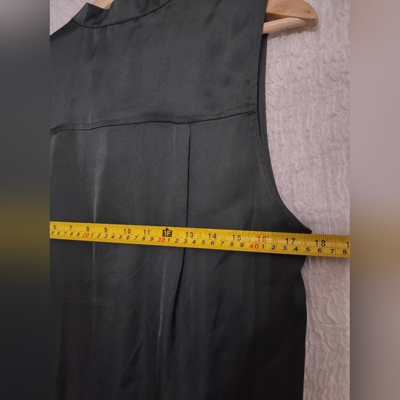 DR2 Blouse Tunic Top Sleeveless Satin Round Neck Sz S Green‎ Oversized Feminine - Picture 8 of 9
